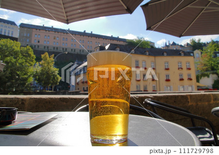 ベネルクスの一国ルクセンブルク大公国 世界文化遺産の首都 グルントのアルゼット川沿いの景色とビール ベネルクスの一国ルクセンブルク大公国 世界文化遺産の首都 グルントのアルゼット川沿いの景色とビール 111729798