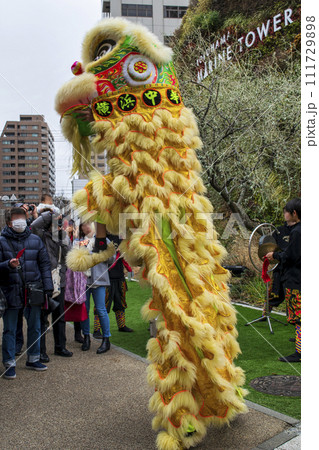 横浜中華街　春節祭　採青　春節祈願獅子舞　横浜マリンタワー前にて 111729898