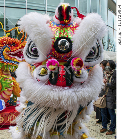 横浜中華街 春節祭 採青 春節祈願獅子舞 横浜マリンタワー前にて 横浜中華街 春節祭 採青 春節祈願獅子舞 横浜マリンタワー前にて 111729904