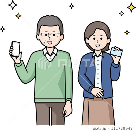 シニア割　スマホとカードを持つ夫婦 111729945