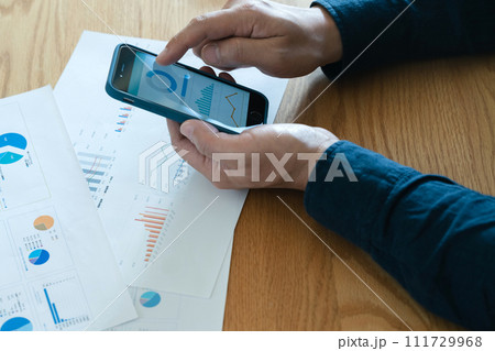 スマホで資料作成する男性の手元 111729968
