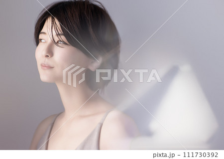 若い黒髪の女性の美容イメージ 若い黒髪の女性の美容イメージ 111730392