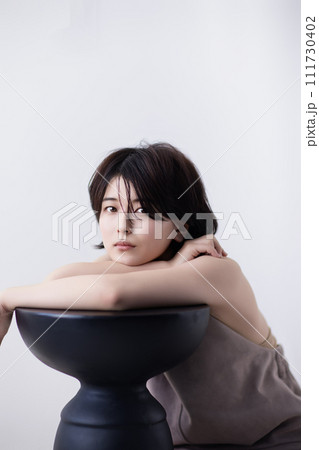 若い黒髪の女性の美容イメージ 若い黒髪の女性の美容イメージ 111730402