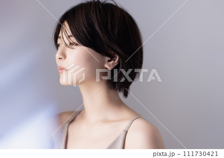 若い黒髪の女性の美容イメージ 若い黒髪の女性の美容イメージ 111730421