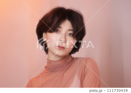 カラフルは背景で撮影をした若い女性のポートレート 111730439