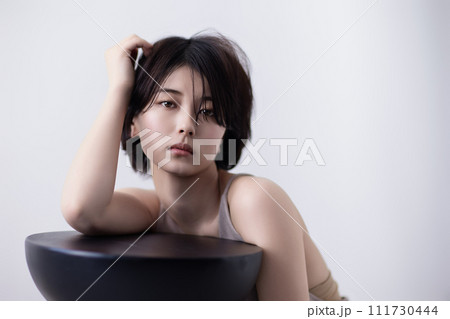 若い黒髪の女性の美容イメージ 若い黒髪の女性の美容イメージ 111730444