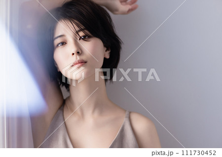 若い黒髪の女性の美容イメージ 若い黒髪の女性の美容イメージ 111730452