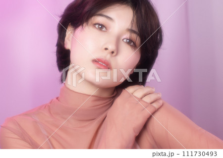 カラフルは背景で撮影をした若い女性のポートレート カラフルは背景で撮影をした若い女性のポートレート 111730493