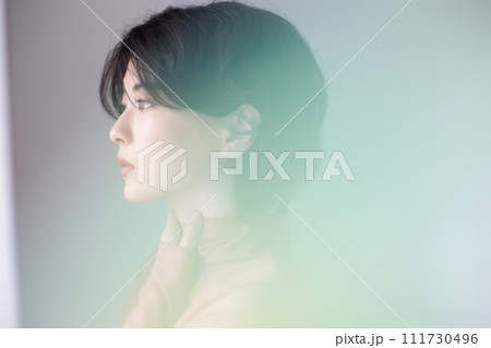 カラフルは背景で撮影をした若い女性のポートレート カラフルは背景で撮影をした若い女性のポートレート 111730496