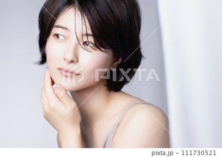 若い黒髪の女性の美容イメージ 若い黒髪の女性の美容イメージ 111730521