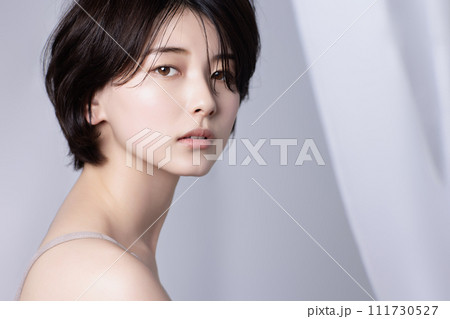 若い黒髪の女性の美容イメージ 111730527