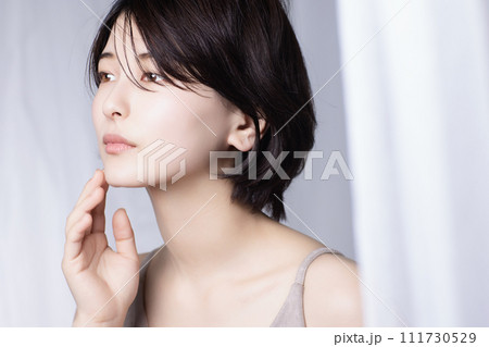 若い黒髪の女性の美容イメージ 111730529