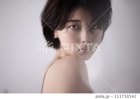 若い黒髪の女性の美容イメージ 111730542