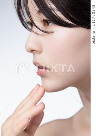 若い黒髪の女性の美容イメージ 若い黒髪の女性の美容イメージ 111730548