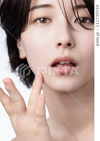 若い黒髪の女性の美容イメージ 111730550
