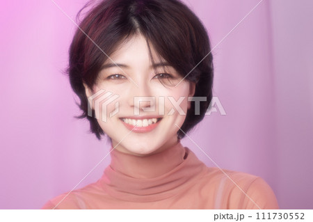 カラフルは背景で撮影をした若い女性のポートレート カラフルは背景で撮影をした若い女性のポートレート 111730552