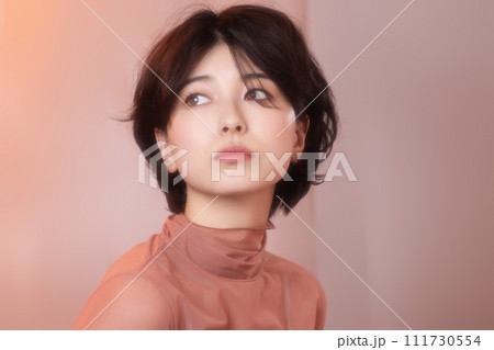 カラフルは背景で撮影をした若い女性のポートレート 111730554