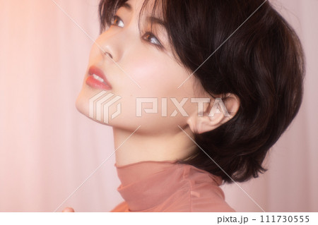 カラフルは背景で撮影をした若い女性のポートレート 111730555