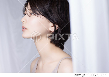 若い黒髪の女性の美容イメージ 111730567