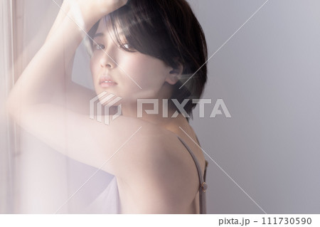 若い黒髪の女性の美容イメージ 若い黒髪の女性の美容イメージ 111730590