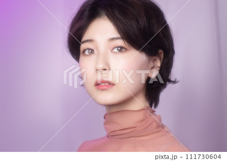 カラフルは背景で撮影をした若い女性のポートレート 111730604