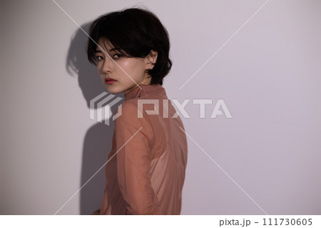 カラフルは背景で撮影をした若い女性のポートレート カラフルは背景で撮影をした若い女性のポートレート 111730605
