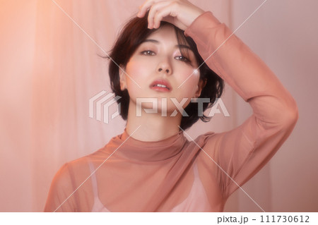 カラフルは背景で撮影をした若い女性のポートレート カラフルは背景で撮影をした若い女性のポートレート 111730612