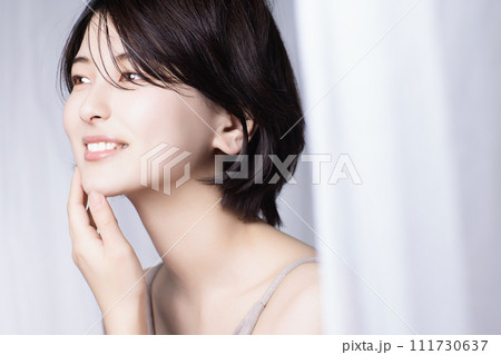 若い黒髪の女性の美容イメージ 若い黒髪の女性の美容イメージ 111730637