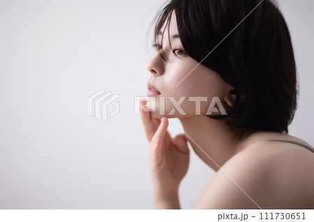 若い黒髪の女性の美容イメージ 111730651
