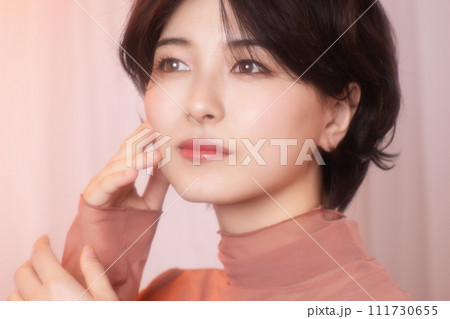 カラフルは背景で撮影をした若い女性のポートレート 111730655