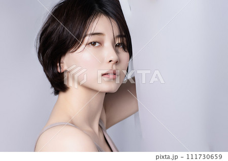 若い黒髪の女性の美容イメージ 若い黒髪の女性の美容イメージ 111730659