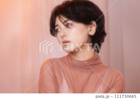 カラフルは背景で撮影をした若い女性のポートレート カラフルは背景で撮影をした若い女性のポートレート 111730665