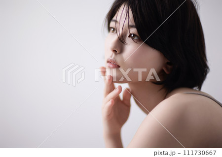 若い黒髪の女性の美容イメージ 若い黒髪の女性の美容イメージ 111730667