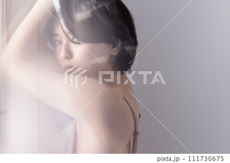 若い黒髪の女性の美容イメージ 111730675