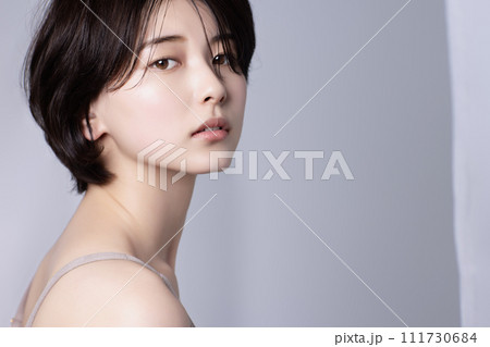 若い黒髪の女性の美容イメージ 111730684