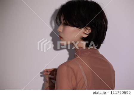 カラフルは背景で撮影をした若い女性のポートレート 111730690