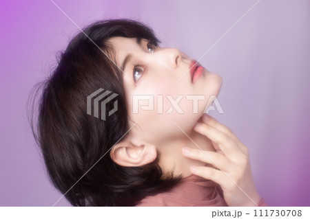 カラフルは背景で撮影をした若い女性のポートレート 111730708