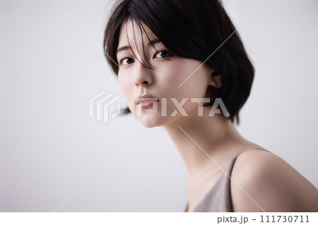 若い黒髪の女性の美容イメージ 111730711