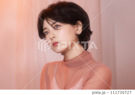 カラフルは背景で撮影をした若い女性のポートレート 111730727