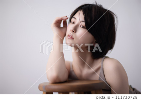 若い黒髪の女性の美容イメージ 111730728