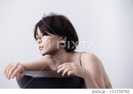 若い黒髪の女性の美容イメージ 若い黒髪の女性の美容イメージ 111730782