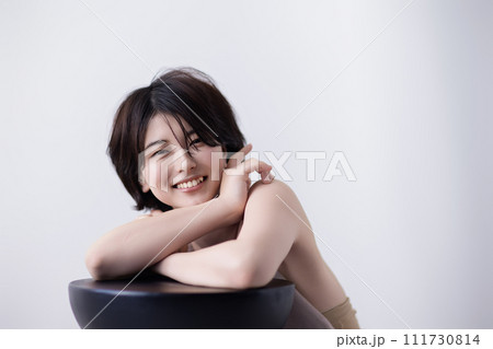 若い黒髪の女性の美容イメージ 111730814