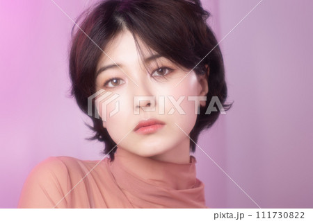 カラフルは背景で撮影をした若い女性のポートレート カラフルは背景で撮影をした若い女性のポートレート 111730822