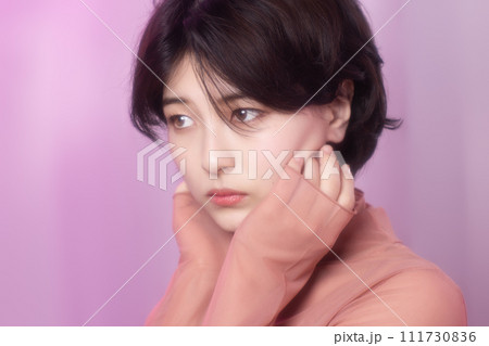カラフルは背景で撮影をした若い女性のポートレート カラフルは背景で撮影をした若い女性のポートレート 111730836