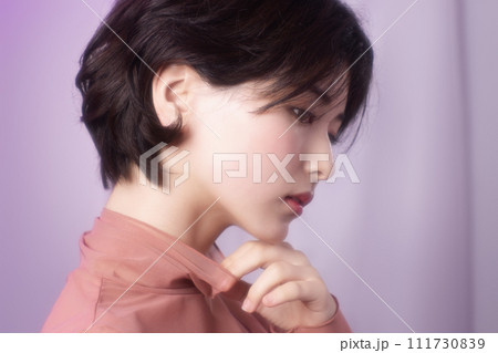 カラフルは背景で撮影をした若い女性のポートレート カラフルは背景で撮影をした若い女性のポートレート 111730839