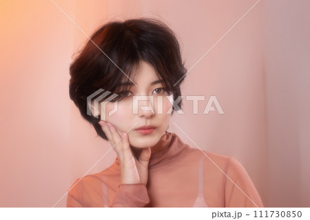 カラフルは背景で撮影をした若い女性のポートレート 111730850