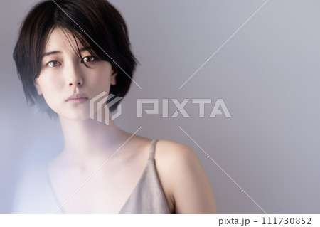 若い黒髪の女性の美容イメージ 若い黒髪の女性の美容イメージ 111730852