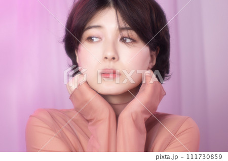 カラフルは背景で撮影をした若い女性のポートレート カラフルは背景で撮影をした若い女性のポートレート 111730859