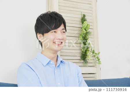 リビングで笑顔の男性のポートレート 111730916