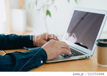 パソコンを操作する男性の手元 111731088